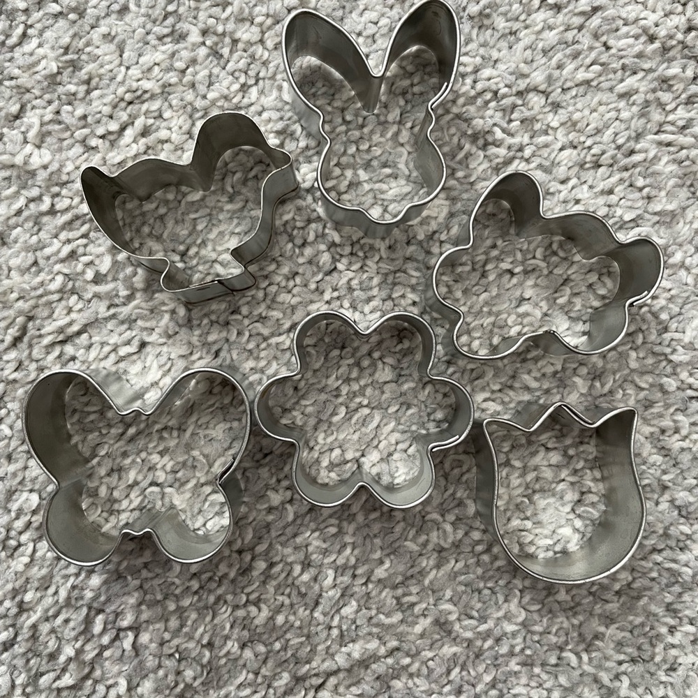 5 for $10🟢 Silver Metal Spring Cookie Cutter Set of 6. EUC.